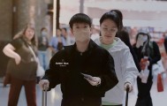 KOK体育-国乒出征世界杯曝光！孙颖莎戴腕表很时尚，王楚钦喝饮料露表情包