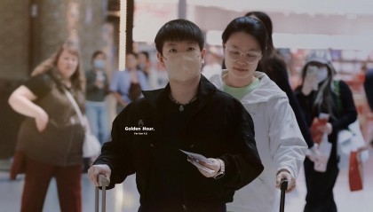 KOK体育-国乒出征世界杯曝光！孙颖莎戴腕表很时尚，王楚钦喝饮料露表情包